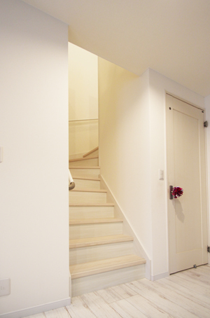 2階への階段は、家を出るときや帰って来たときに、必ずリビングを通り、いつも家族のコミュニケーションが生まれる「リビングイン階段」を採用。